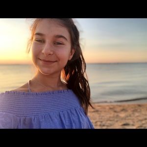 Hi, I’m Ana and this is where I sell my things!